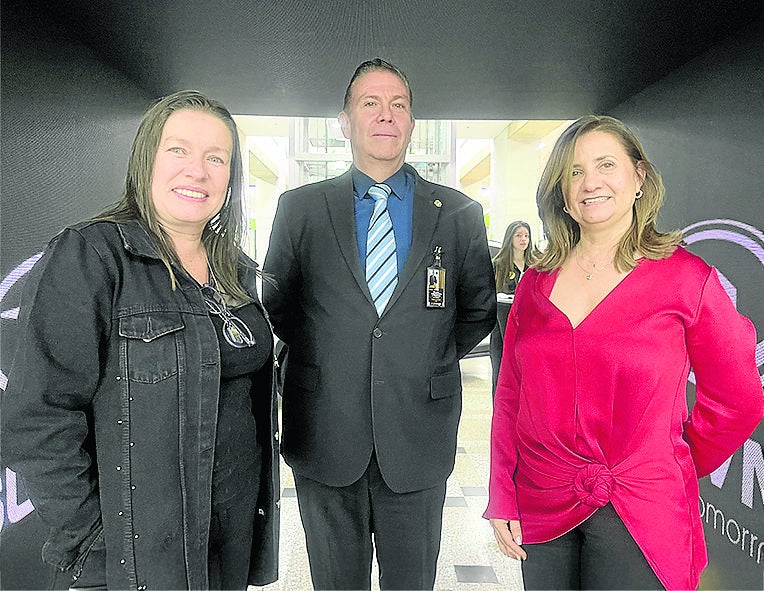Francia Buitrago, jefe regional de Renault; Carlos Julio Cortés, director financiero de Sanautos; y Liliana Sánchez, directora comercial de Sanautos.