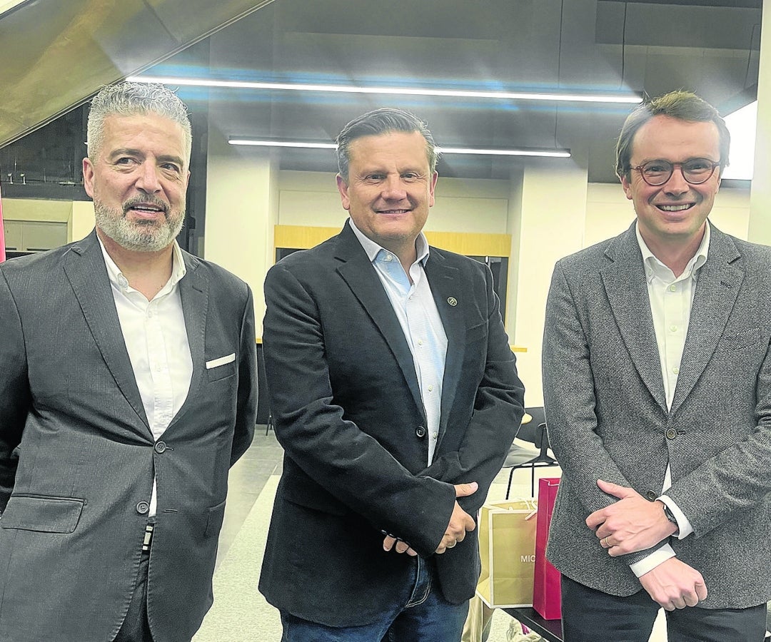 Gonzalo Portilla, director de Sanautos Multimarca; Héctor Corredor, gerente general de Inchcape Colombia; y Alain Geoffray director de transformación de Inchcape.