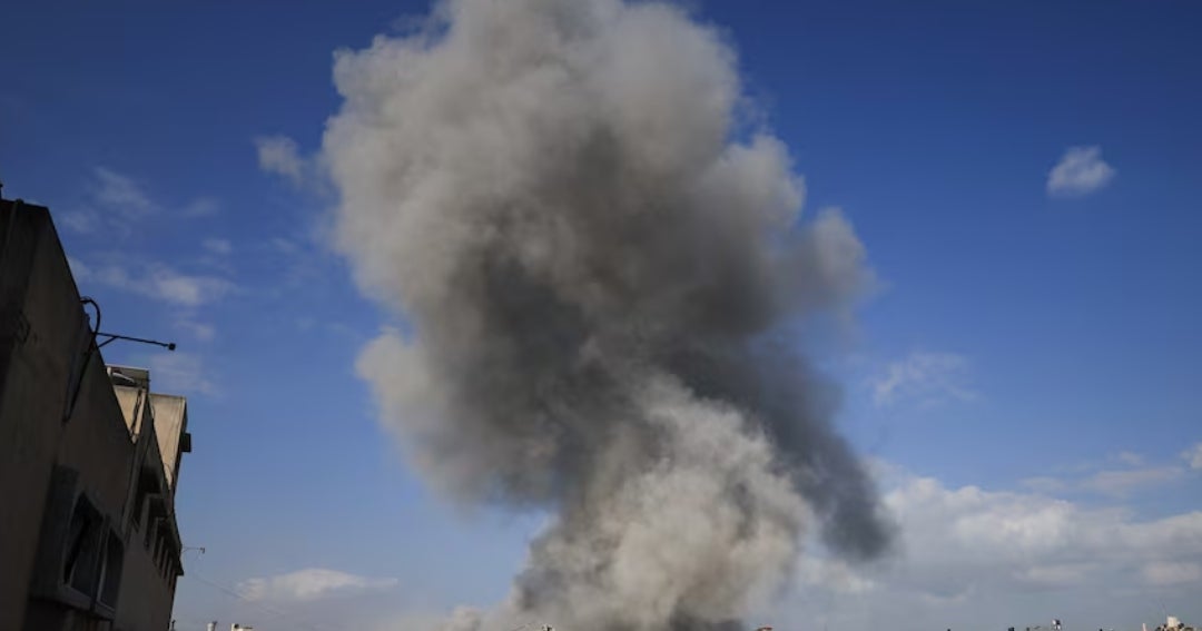 Israel bombardea las afueras de la ciudad de Gaza y continúa su fuerte ofensiva militar