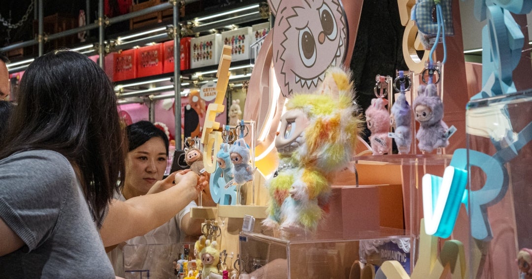 Los fans de Pop Mart compran nuevas muñecas Labubu de Nueva York a Seúl