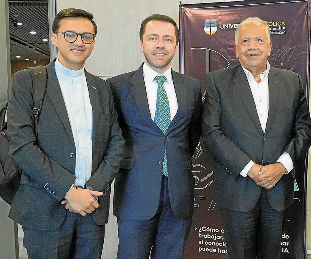 Eduar Hernando Bonilla, capellán de la U. Católica; Manuel Bautista, coordinador académico de posgrados de la U. Católica; y Gilberto Ramírez, director de posgrados de Derecho de la U. Católica.