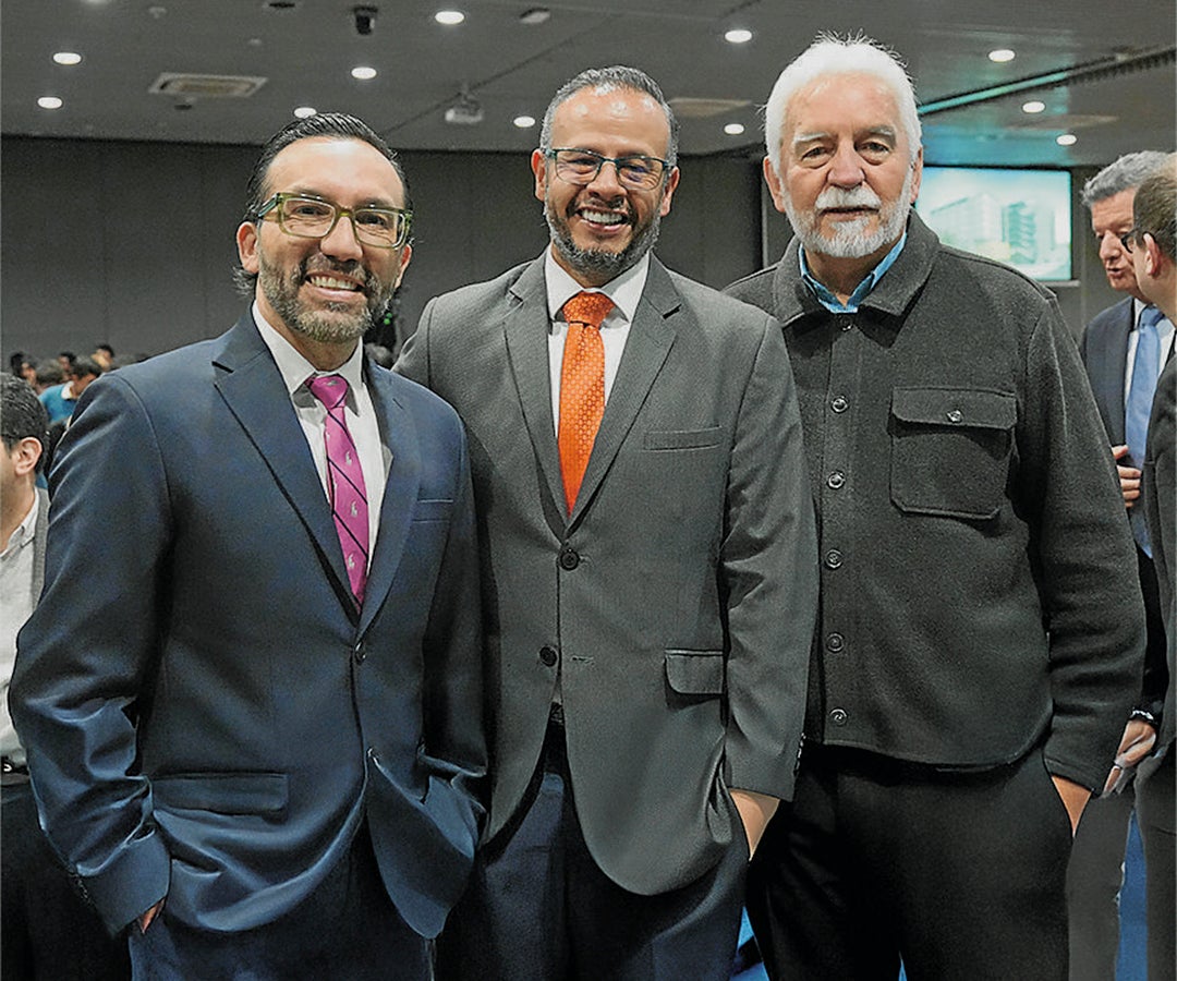 Lisandro Javier Romero, director de dirección de extensión de la U. Católica; José Marcos, decano de la Facultad de Ciencias Económicas y Administrativas de la U. Católica; y Jorge Gutiérrez, decano de la Facultad de Diseño de la U. Católica.