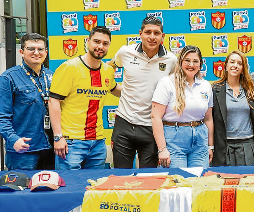 Brayan Álvarez, auxiliar de eventos del CC Portal 80; Andrés Verano, coordinador de Mercadeo CC Portal 80; Walberto Agámez, arquero del Bogotá FC; Melissa Corredor, directora comercial; y Jenny Perdomo, vicepresidenta del Bogotá FC.