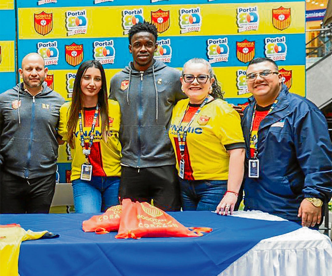 Luis Melo, director Técnico del Bogotá FC; Valeria Ocampo, líder de comunicaciones del CC Portal 80; Jhorman Solis, jugador del Bogotá FC; Andrea Acuña, coordinadora Comercial del CC Portal 80; y Andrés Herrera, líder creativo.