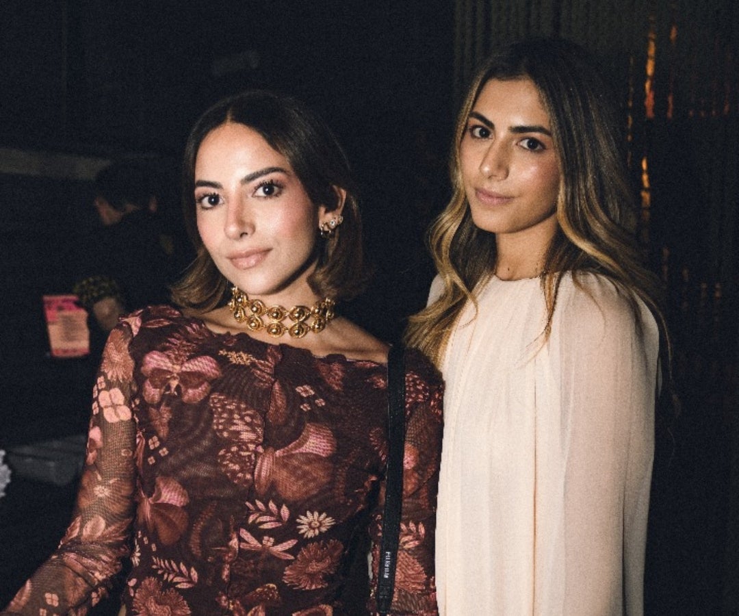 Victoria de la Fuente y Nicole Jaar, asistentes al evento del restaurante en Medellín.