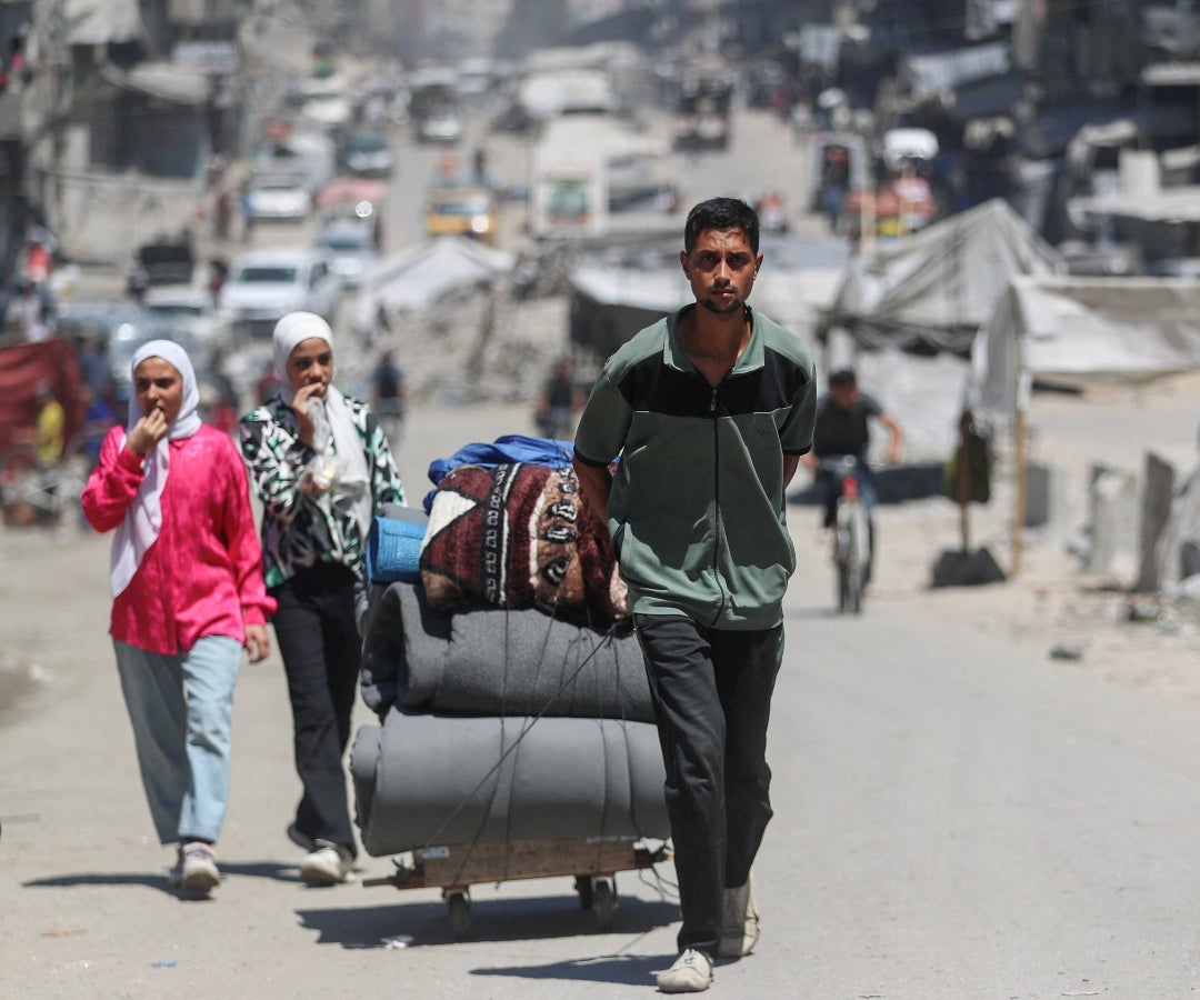 Familias huyen de Gaza por ataque israelí