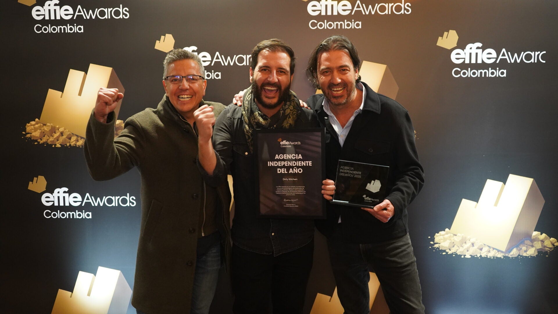 Iván Pinzón, de CBO; Iván Mejía, representante de CCO; y Juan Rodríguez, CEO de Dirty Kitchen, la agencia independiente del año.
