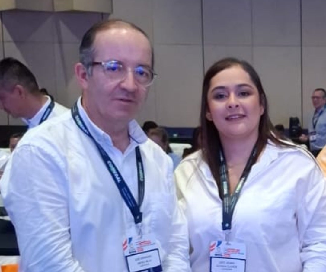 José Hernando Jiménez, de Coopsocial Manizales; y Leidy Estrada, representante de Cootrasena.