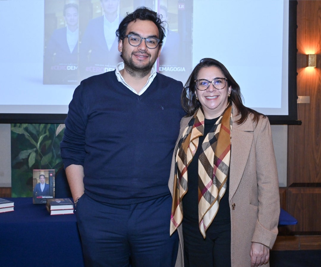 Julián Paéz, especialista de inversiones de Skandia; y Luz Dueri, gerente de inversiones de Skandia.