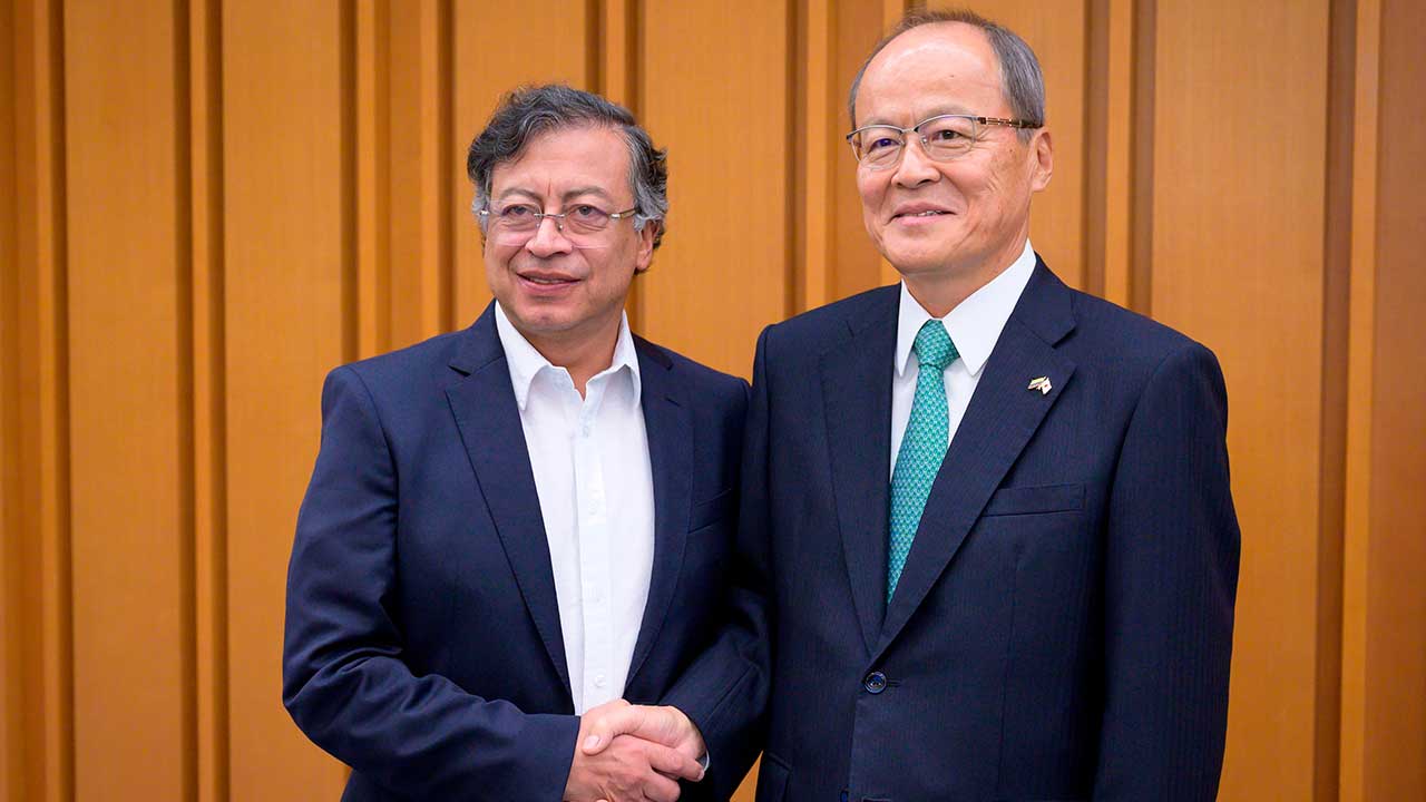 Presidente Gustavo Petro y el presidente del Comité Económico Conjunto, Takehiko Kakiuchi