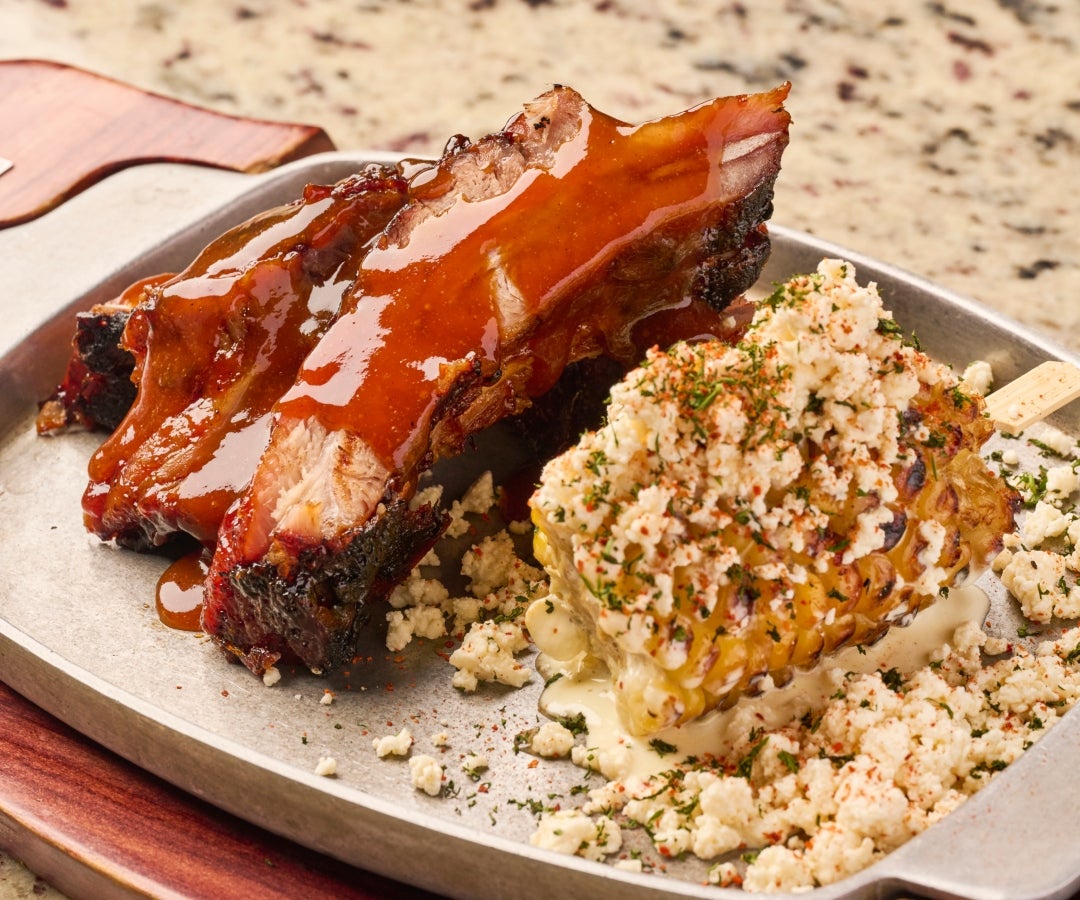 Costillas de cerdo y mazorca, una fusión de sabores y texturas