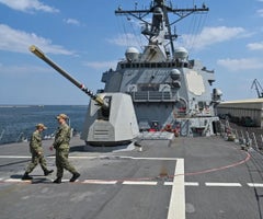 EE.UU. confirma que dos aviones militares de Venezuela sobrevolaron al destructor