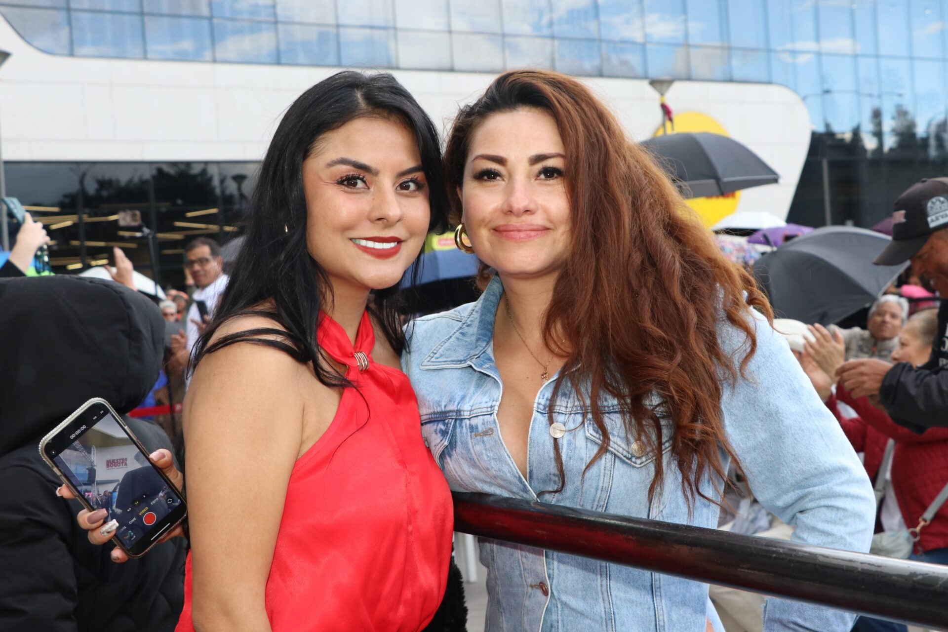 Alejandra Retavisk, coordinadora de comunicaciones en Nuestro Bogotá; y Johanna Urrego, asistente al cierre del ‘IV Festival de Arte y Cultura: Sabor a Salsa’.