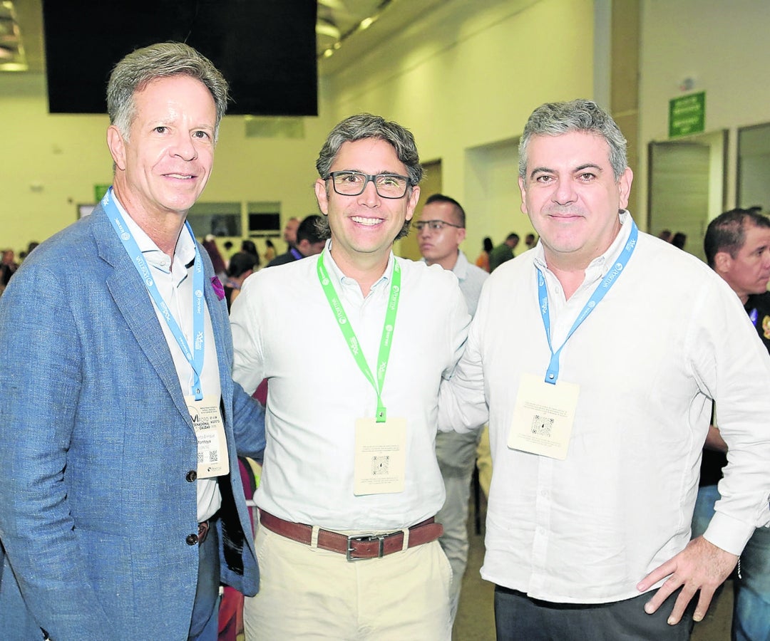 Roberto Montoya, director ejecutivo de Icontec; Santiago López, vicepresidente comercial de ‘Personas y Pymes’ para las regiones de Antioquia y Chocó de Bancolombia; y Juan Felipe Mora, director regional de Icontec para las regiones de Antioquia, Chocó y Eje Cafetero.