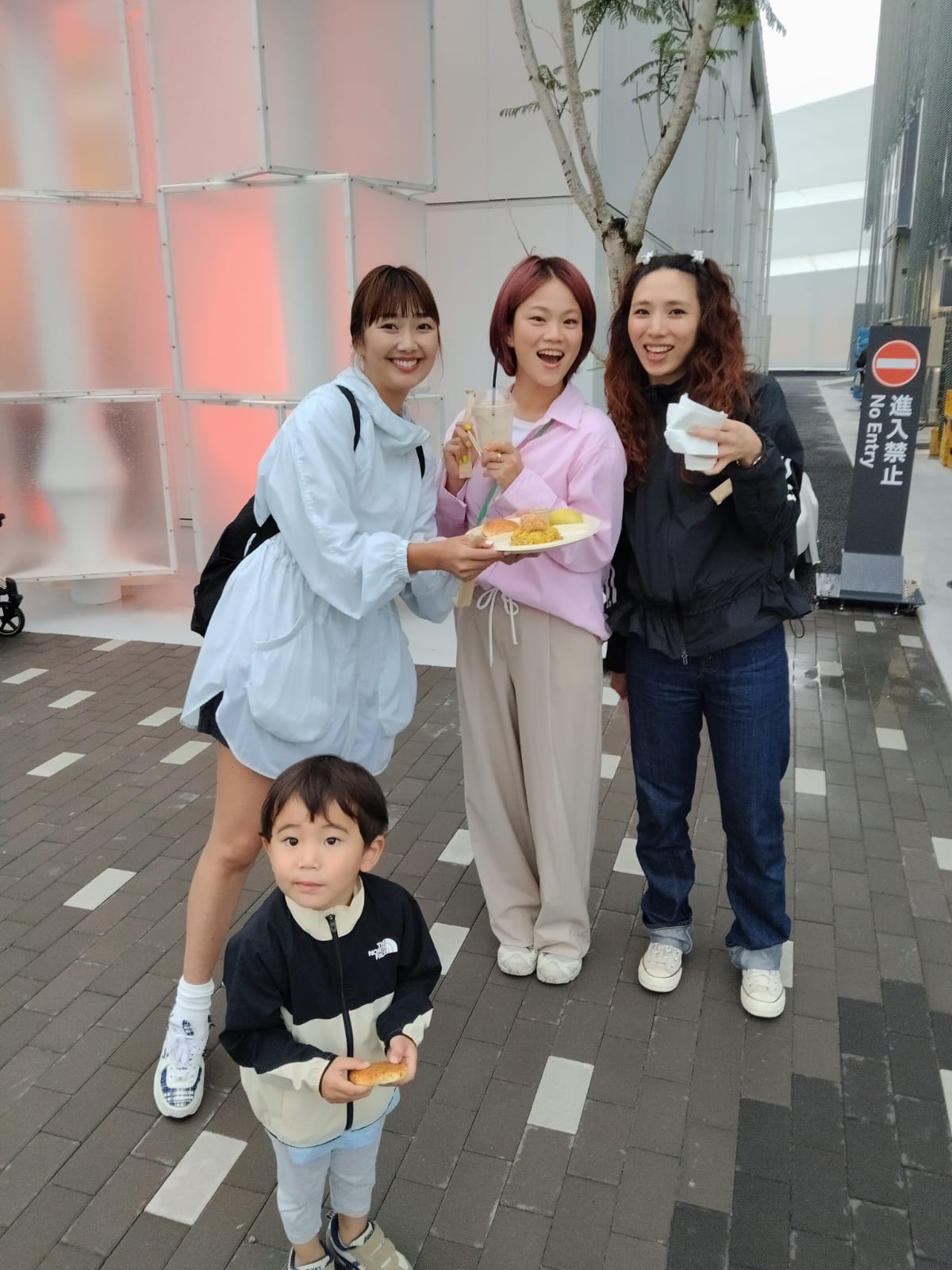 Los japoneses con la lechona en la Expo de Osaka