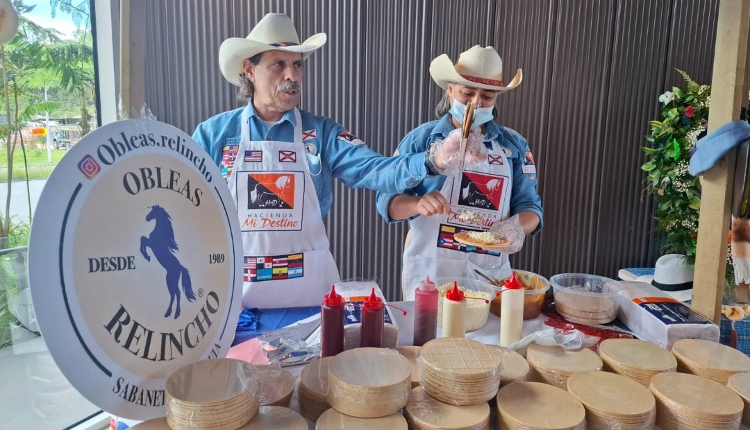 Su manera de llamar la atención, además de la calidad de sus productos, fue relinchar Su manera de llamar la atención, además de la calidad de sus productos, fue relinchar