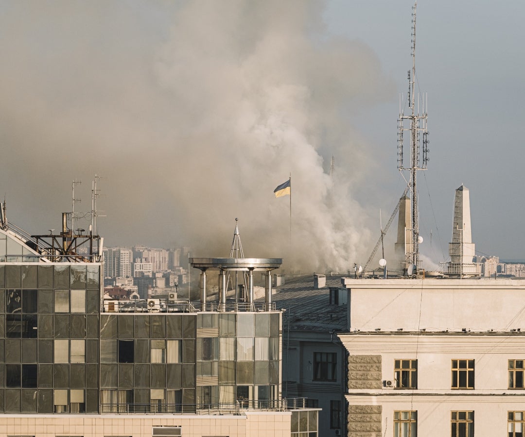Humo sobre el edificio del Gabinete de Ministros tras un ataque aéreo ruso en Kiev, el 7 de septiembre.