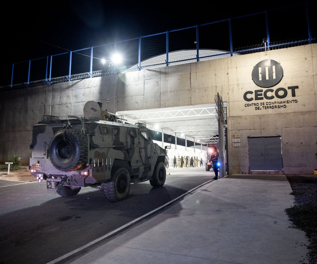 Miembros del Ejército salvadoreño hacen guardia en el CECOT, en una foto difundida por la Presidencia de El Salvador