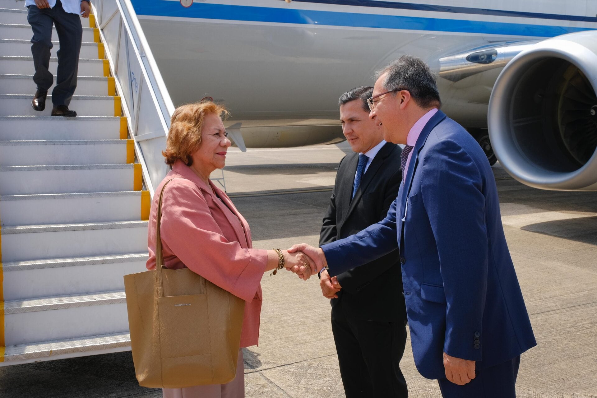 Rosa Villavicencio en su llegada al aeropuerto de Manaos