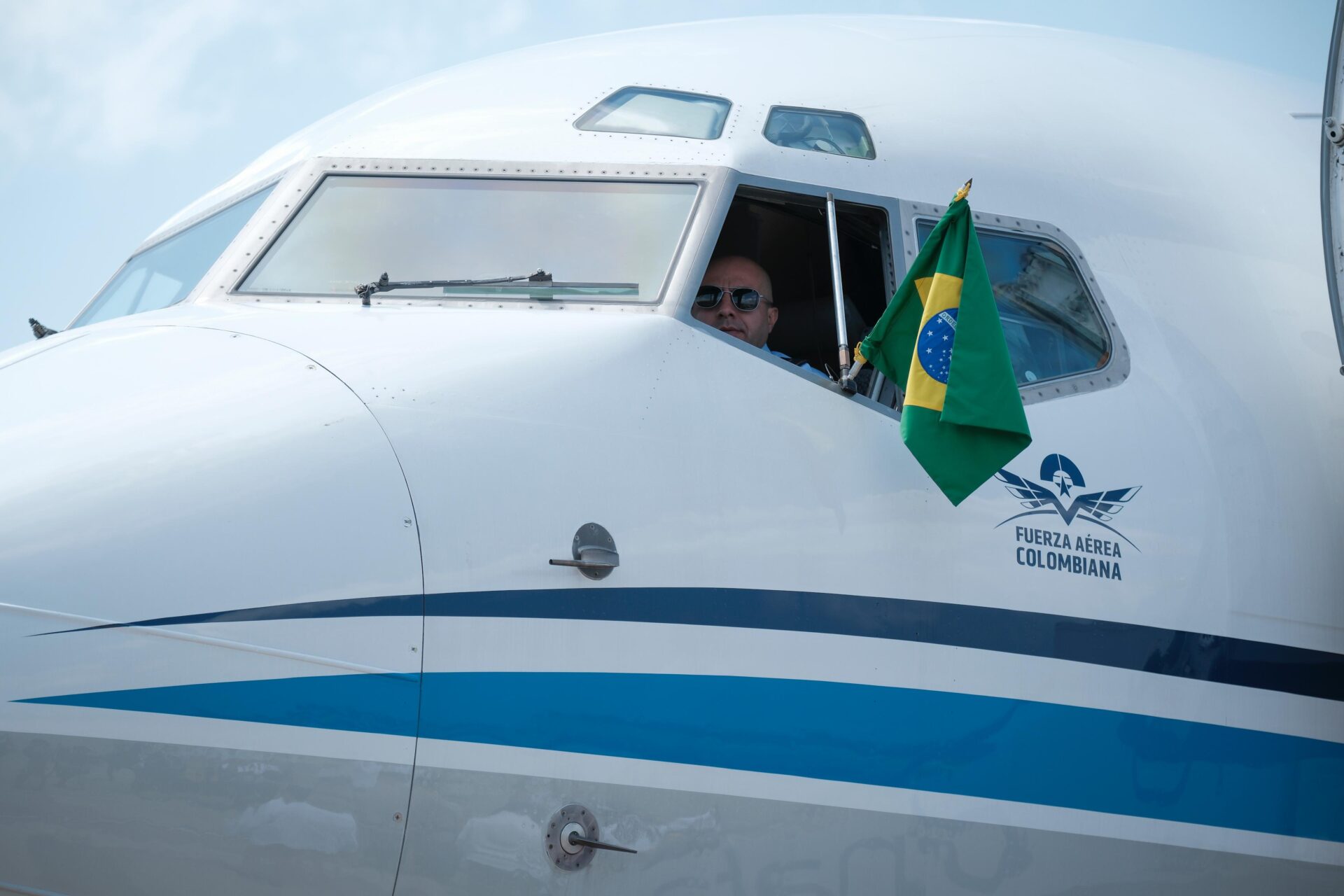 Llegada del avión de la Fuerza Aérea Colombiana a Manaos