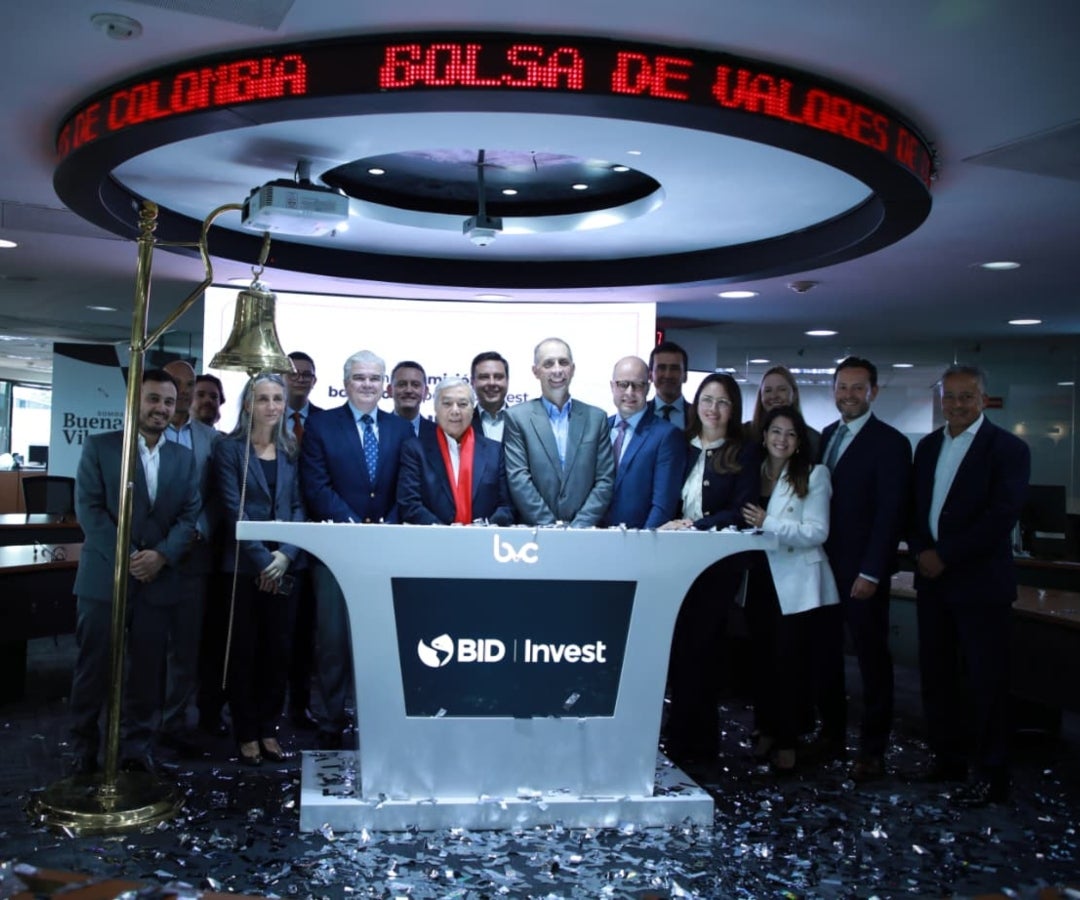 Toque de campana de BID Invest en la Bolsa de Valores de Colombia por su colocación de bonos sociales en el mercado de capitales.