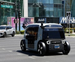 Robotaxi de Amazon Un robotaxi de Amazon Zoox circula por el Strip de Las Vegas el 7 de agosto.