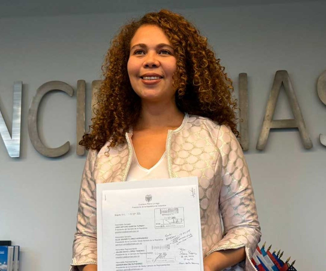 La ministra de Ciencias, Yesenia Olaya en el momento de la radicación del proyecto de ley sobre IA