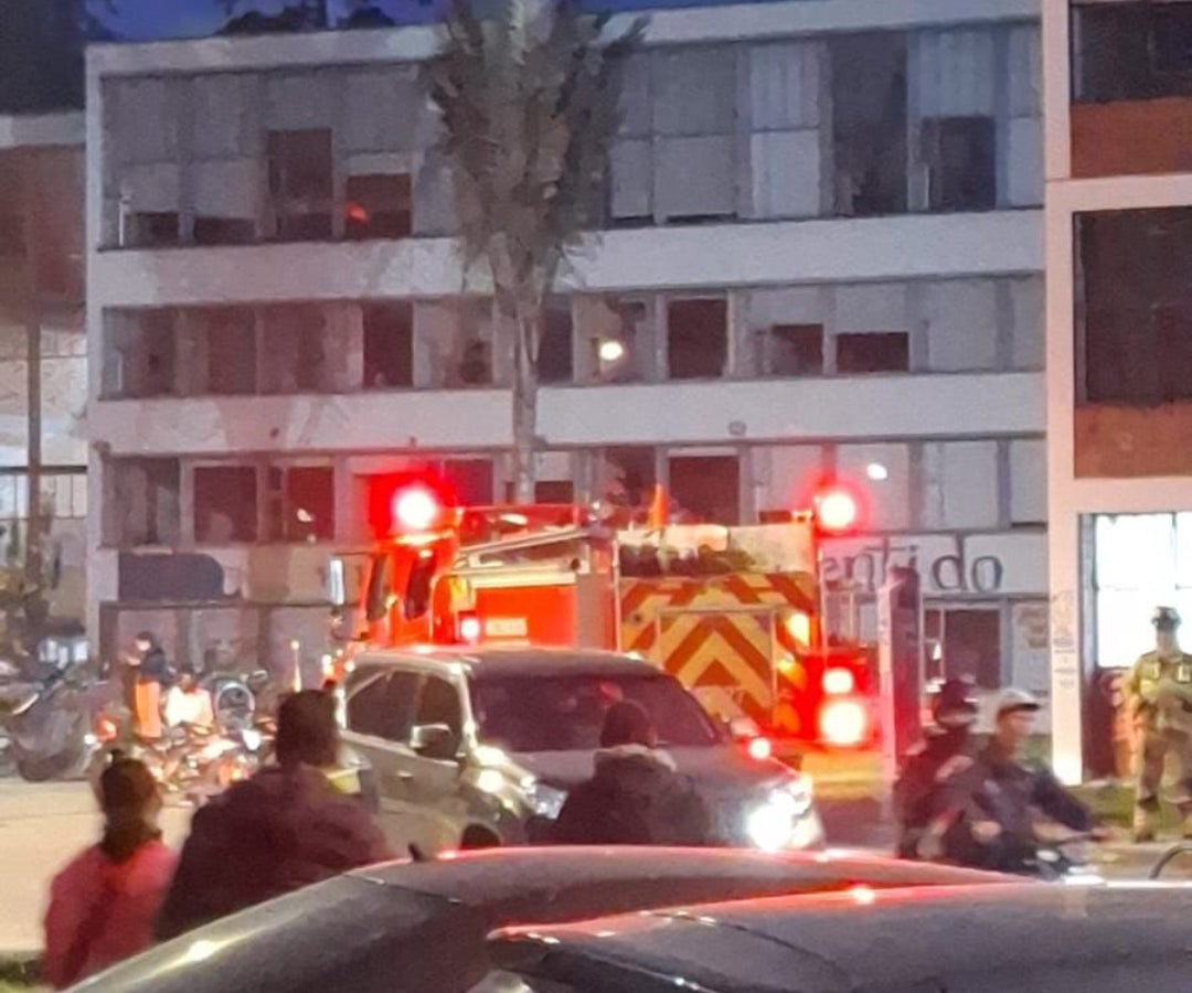 Explosión en edificio de Sociología de la Nacional en Bogotá, atendida por bomberos