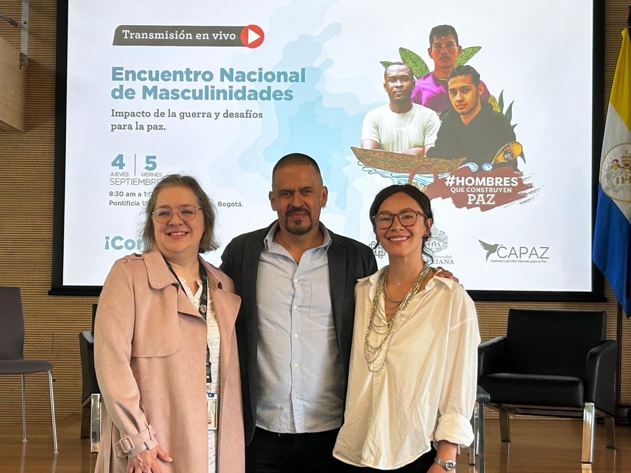 Johanna Burbano, decana de la Facultad de Psicología de la Pontificia Universidad Javeriana; Manuel Roberto Escobar, profesor investigador Facultad de Psicología de la Pontificia Universidad Javeriana; y Catherine Bermejo, profesora investigadora de la facultad de Comunicación y Lenguaje.