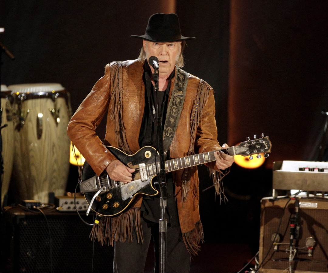 Neil Young es demandado por infracción en el nombre de su grupo Chrome Hearts