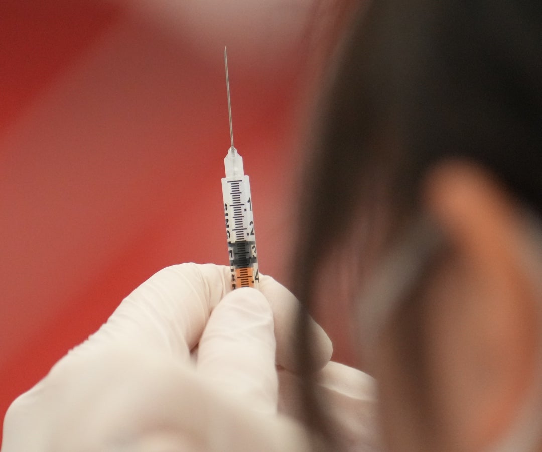 Farmacéuticas caen ante informe que muestra que vacuna del COVID-19 mató niños