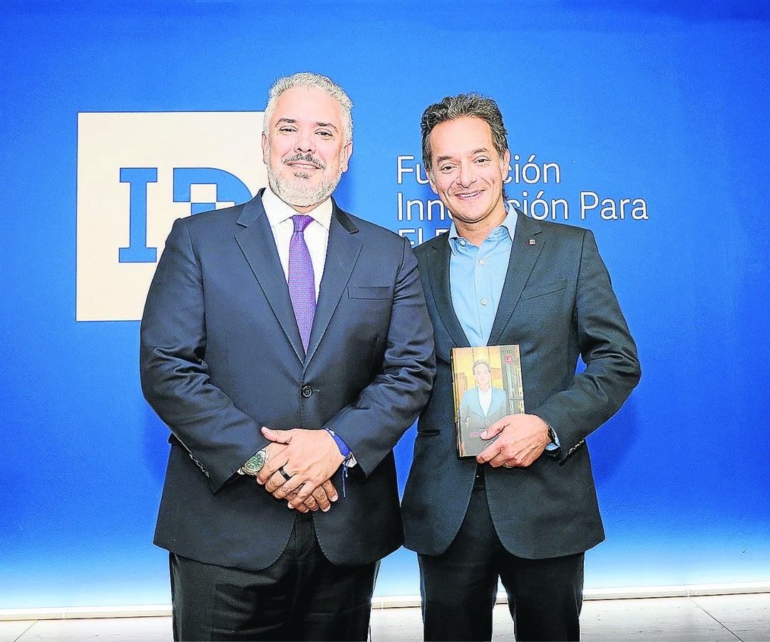 Iván Duque Márquez, expresidente de Colombia; y Alberto Bernal, columnista LR y jefe de estrategia global en XP Investments.