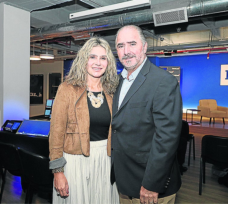 María Carolina Pinto, gerente regional en Wilson Learning; y Alfonso De Angulo, gerente de Home Sentry.