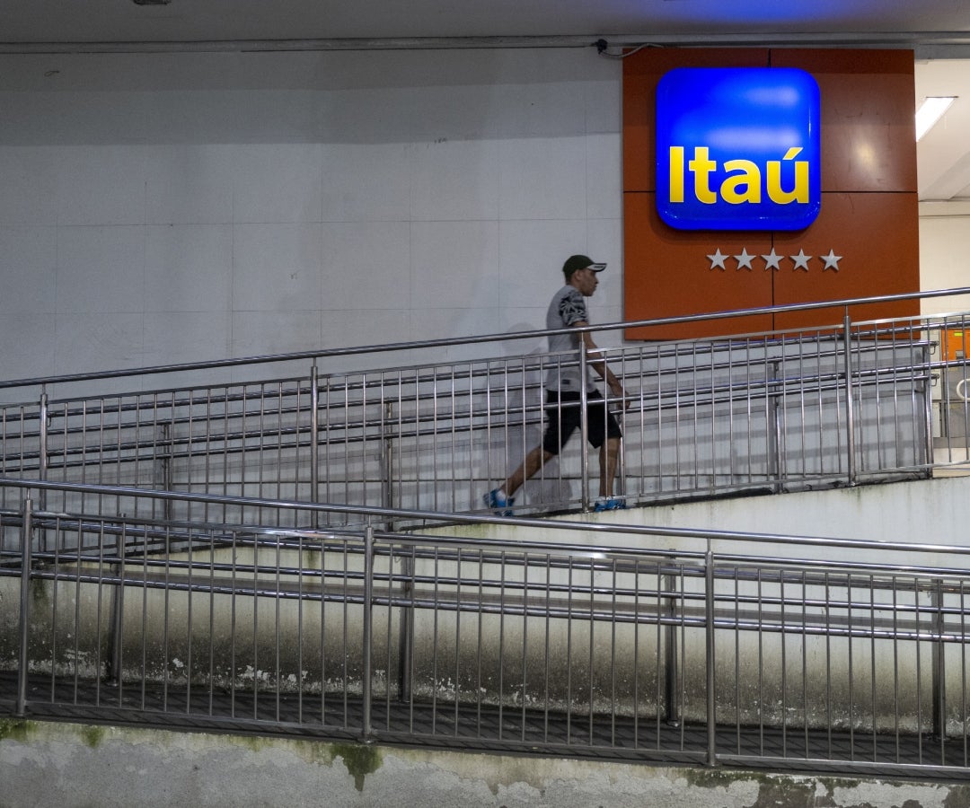 Despido masivo en Itaú tras meses de monitoreo de actividad en modo teletrabajo