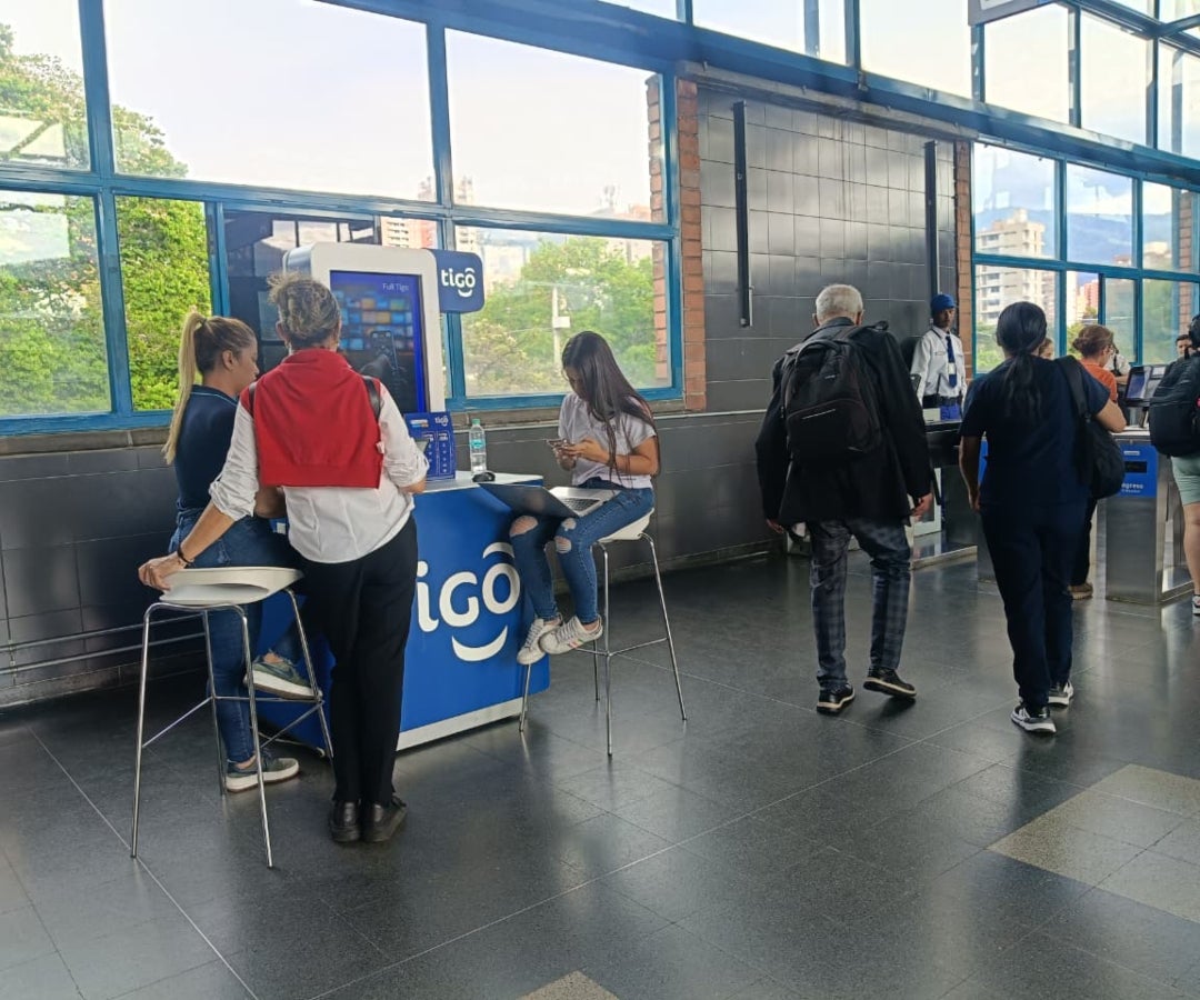 Islas Tigo en el Metro de Medellín.
