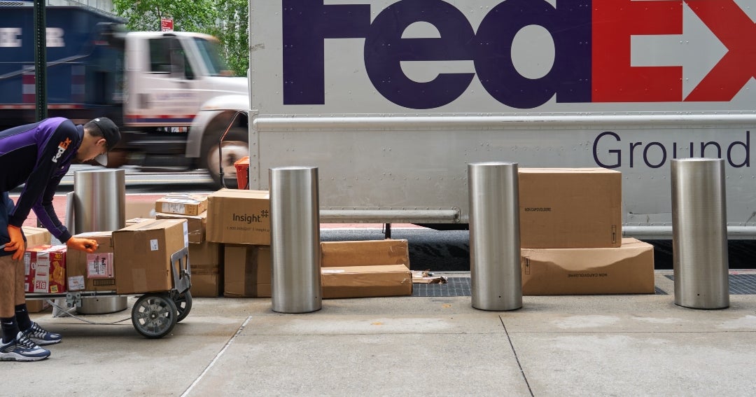 Acciones de FedEx y UPS se desploman tras la histórica decisión logística de Amazon.