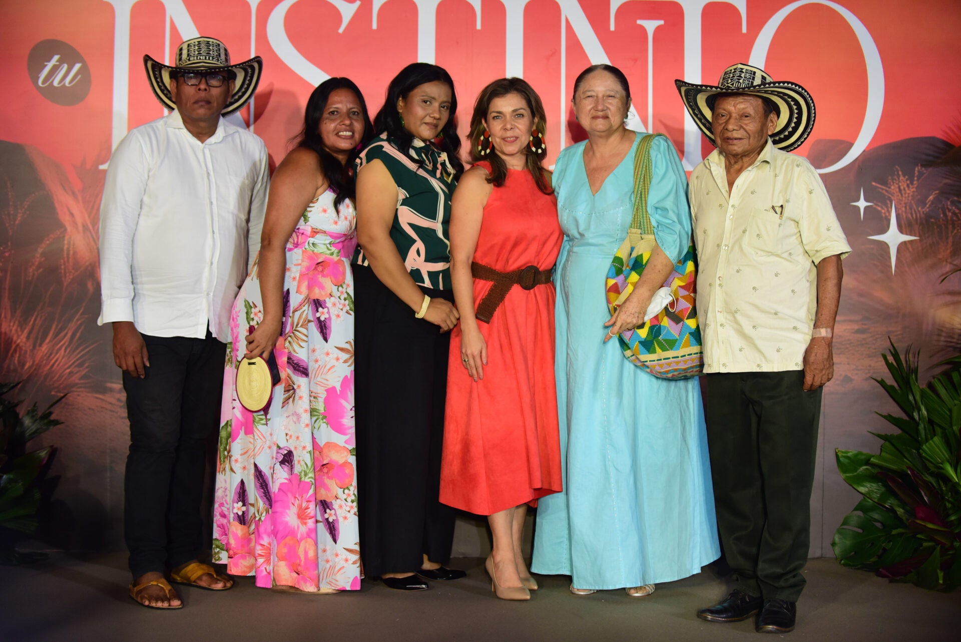 Rangel Benítez, artesano Tuchin; Silvana Bujato, artesana Usiacuri; Marelys Escalante, artesana Usiacuri; Margarita Henao, CEO de DaviPlata; Aura Robles Gutiérrez, miembro de la comunidad Wayúu; y Marcial Montalvo, artesano Tuchin.