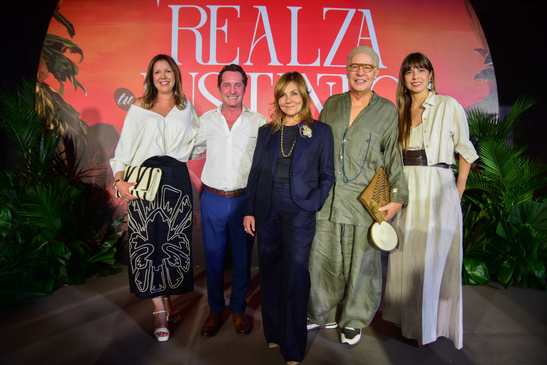 Fiorella Perini, diseñadora y curadora de la Colección Rojotú; Arturo Calle, empresario; Lina Cantillo, diseñadora y curadora de la colección; Hernán Zajar, diseñador y curador de la colección; y María Rodríguez, directora creativa y de diseño de Arturo Calle.