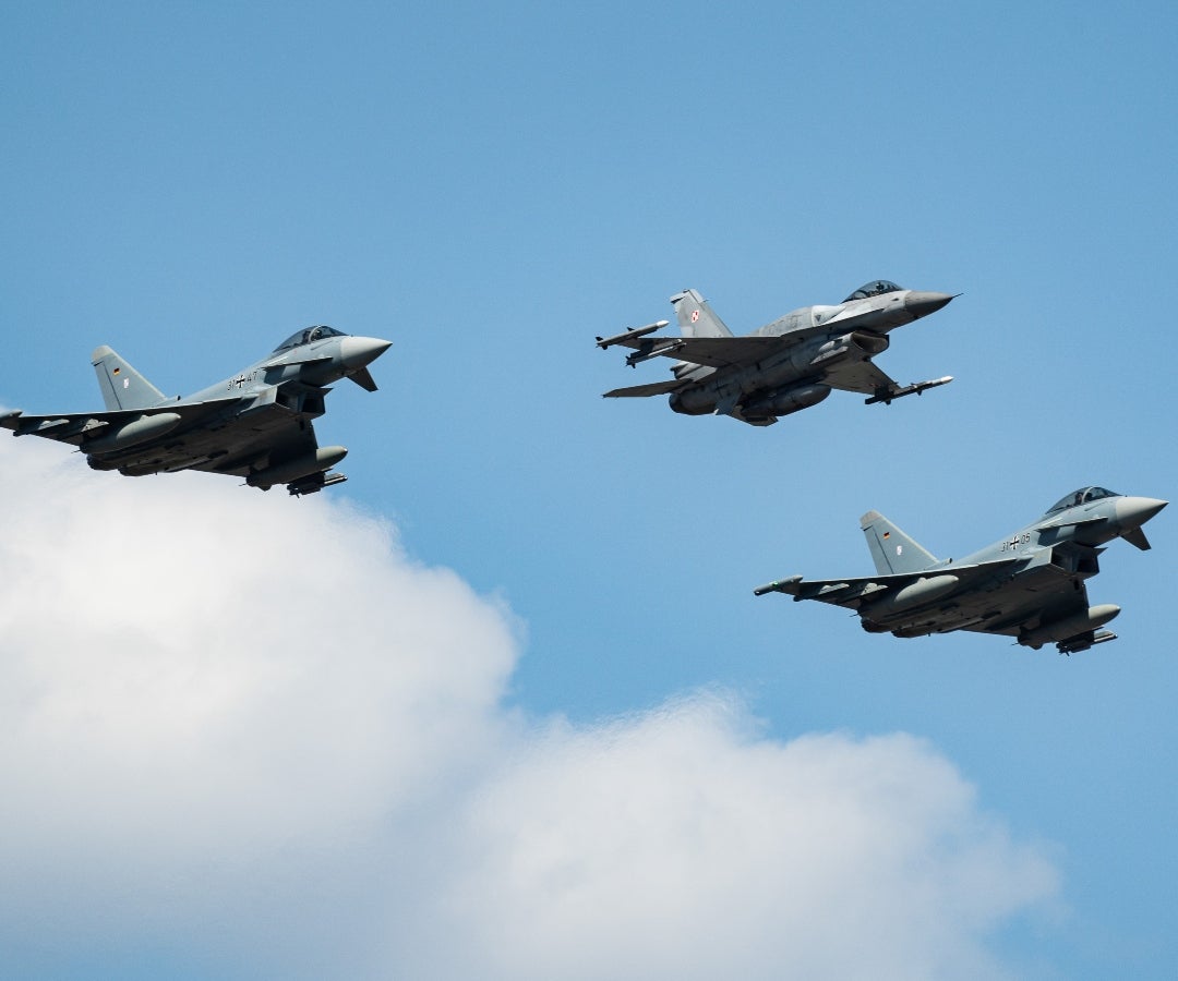 Un F-16 polaco y un avión Eurofighter Typhoon sobrevuelan Varsovia
