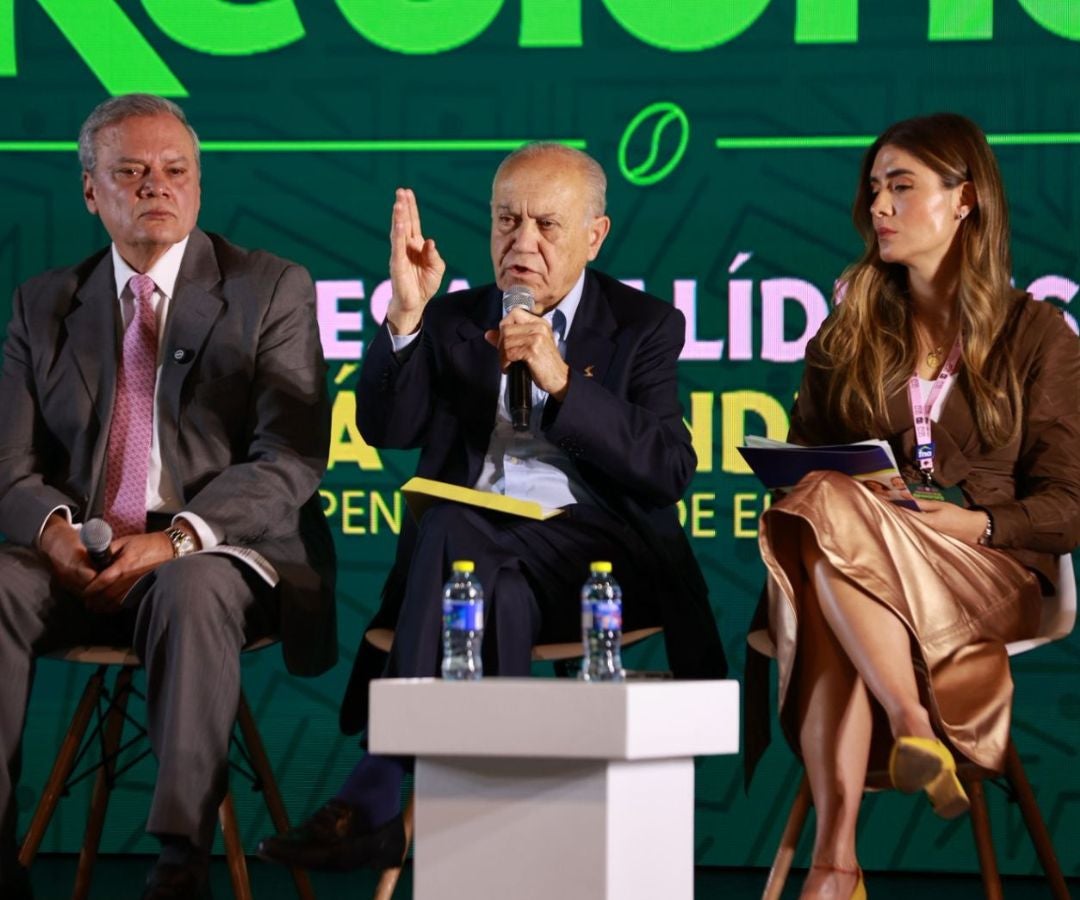 Ovidio Claros Polanco, presidente de la CCB; Luis Carlos Arango Vélez, director General de Colsubsidio; y Laura Roa Zeidán, presidente del FNA