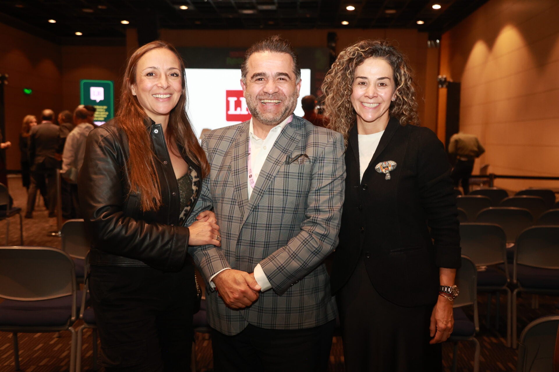 Luz Ángela Castro, CEO de Ocesa; José Kiwan, de RCN Radio; y Paola Forero, gerente de reputación y marca de Colsubsidio.