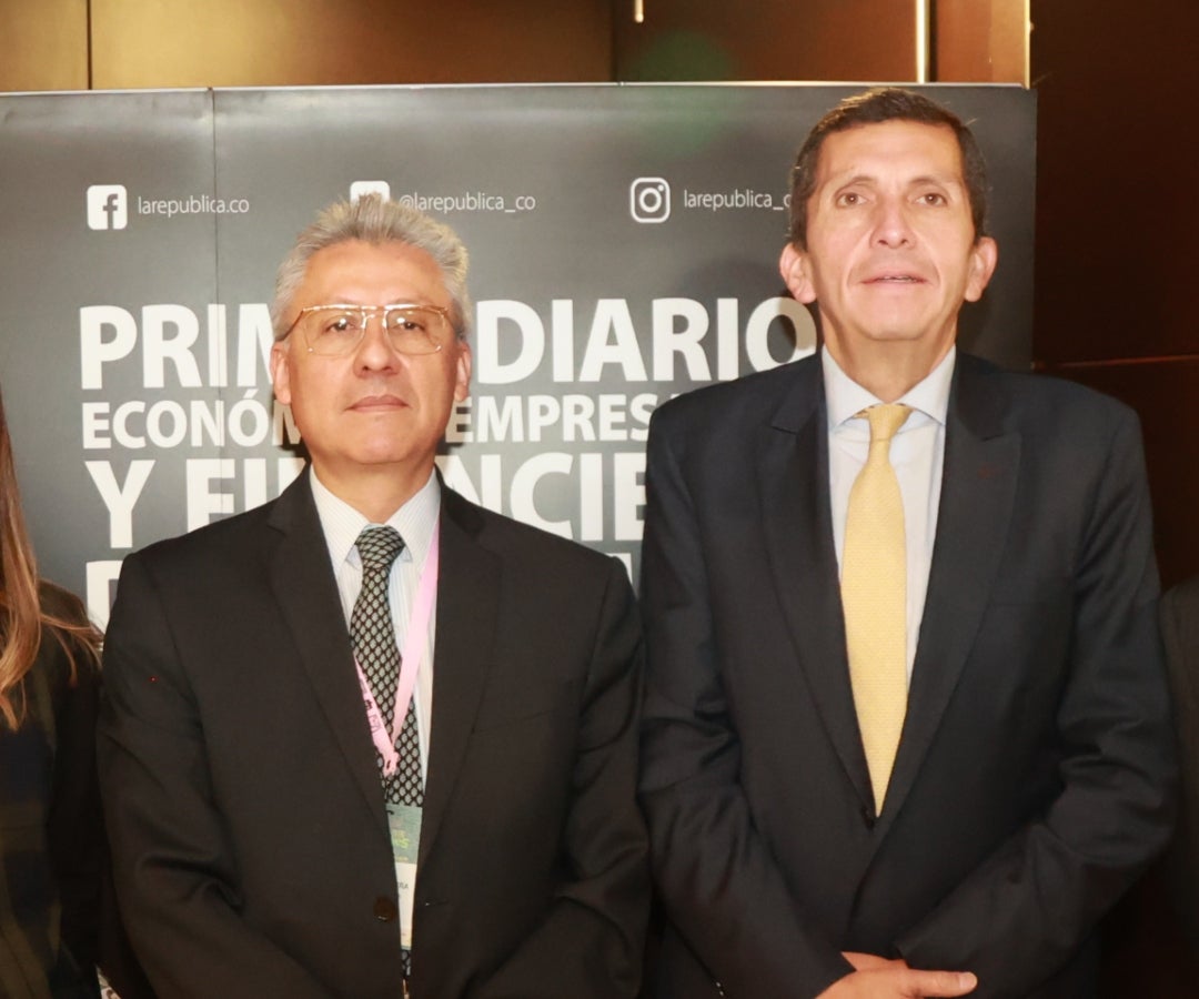 Arnulfo Cuervo, presidente de Fedetranscarga; y Leonardo Donoso Ruiz, alcalde de Chía.