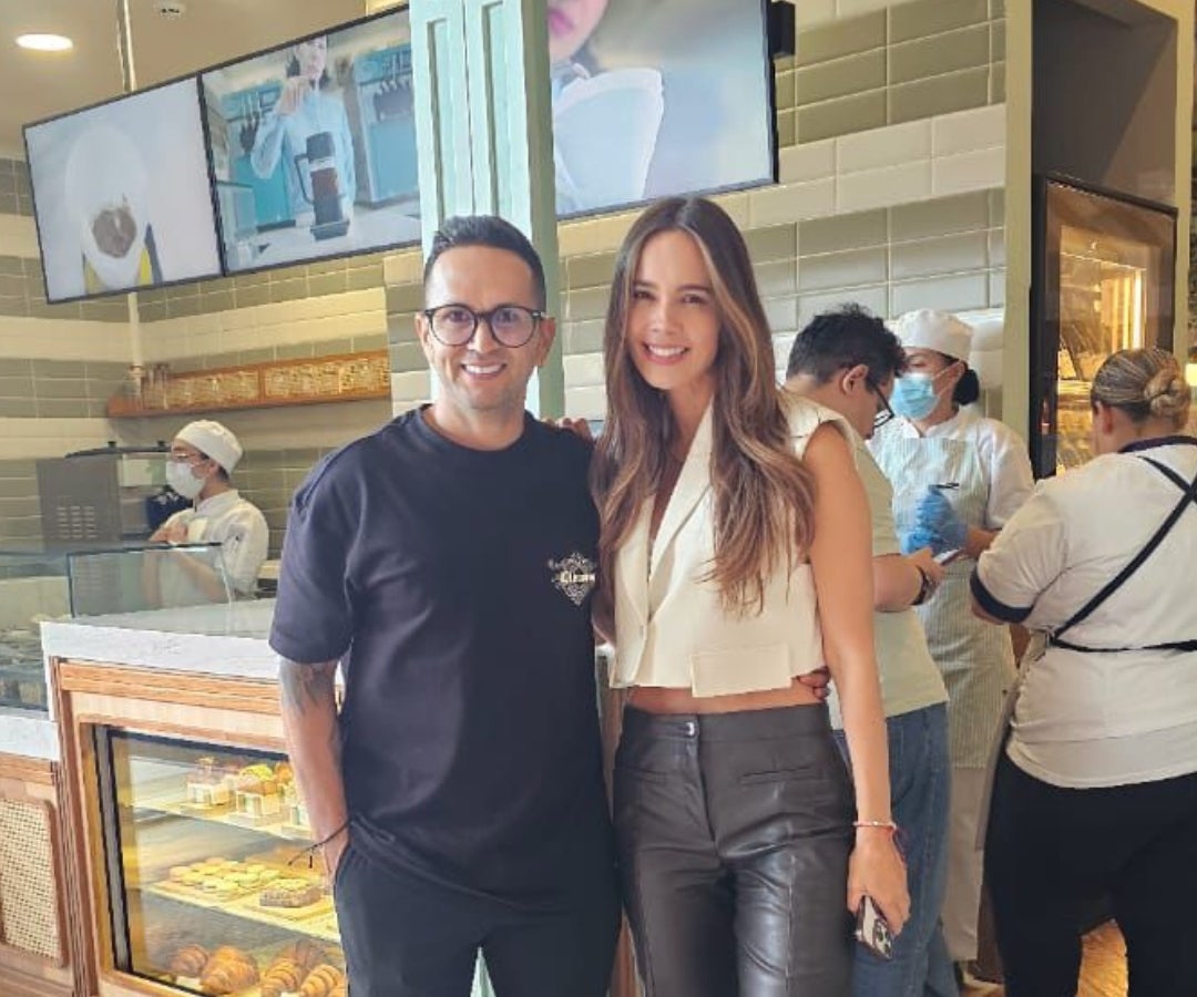 Marco Ramírez, del equipo de comunicaciones de Le Grand; y la actriz Alejandra Ávila.