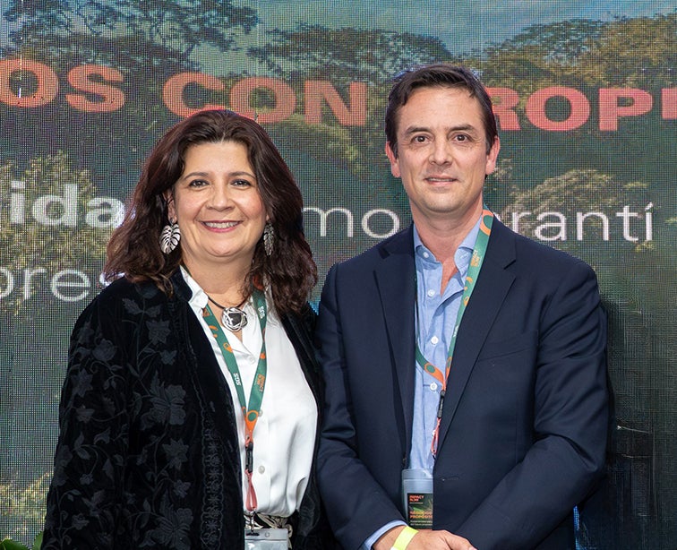 Sandra Valenzuela, directora de WWF Colombia; y Santiago Martínez Ochoa, director de sostenibilidad de Geopark.