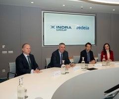 Roberto García, de Redeia; José Vicente de los Mozos, de Indra; Ángel Escribano, de Indra; y Beatriz Corredor, de Redeia.