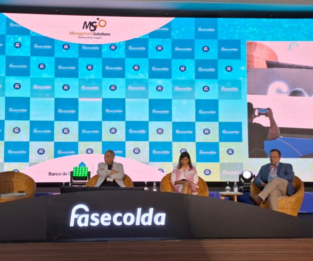 Cesar Ferrari, superintendente Financiero de Colombia; Ana Fernanda Maiguashca, directora del Consejo Privado de Competitividad y Diego Guevara, economista y exministro Hacienda en la Convención Internacional de Seguros 2025