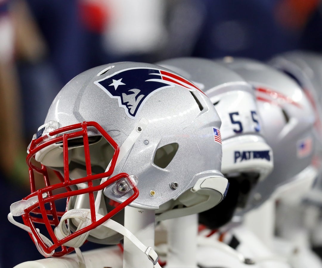 Cascos de los New England Patriots en la banda