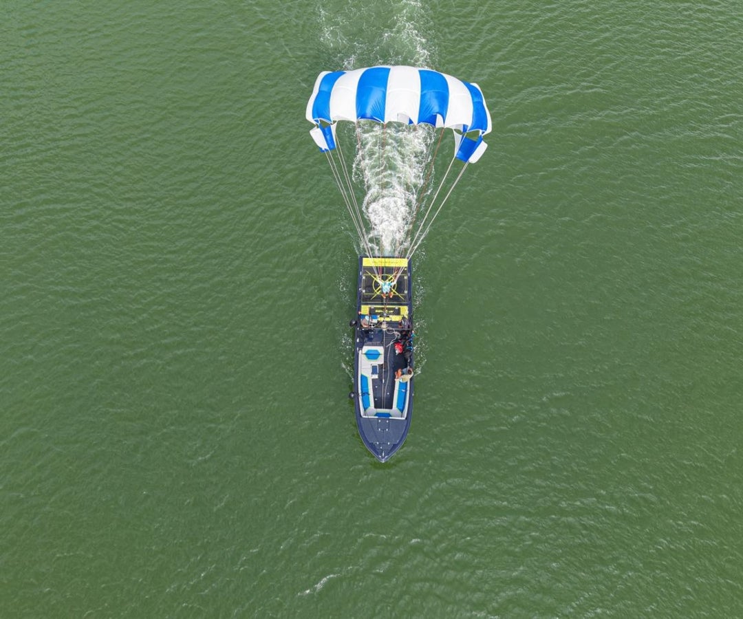 La industria náutica construye el primer bote de parasailing fabricado en Cartagena