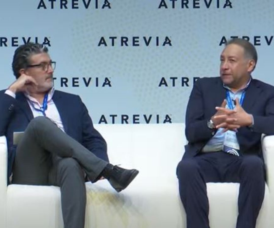 Julián Quirós, director de ABC (derecha); y Fernando Quijano, director del diario La República.