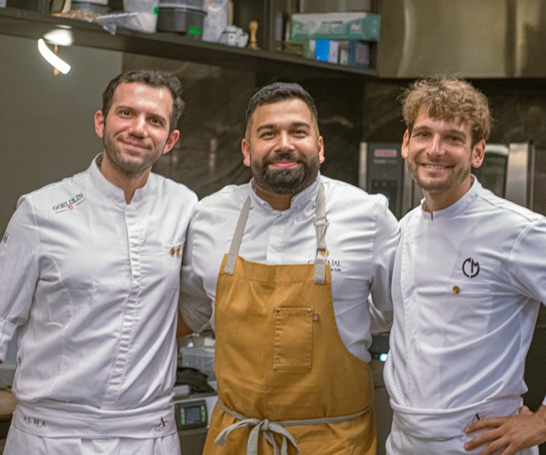 Alessandro Sportelli; Andrés Fernandes, chefs del restaurante Cascajal de Bogotá; y Mattia Casabianca, chef italiano del restaurante Ulliassi de Sinegallia.